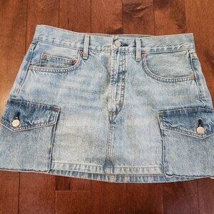 Denim Forum women's The 90's mid-rise cargo mini skirt in size 28